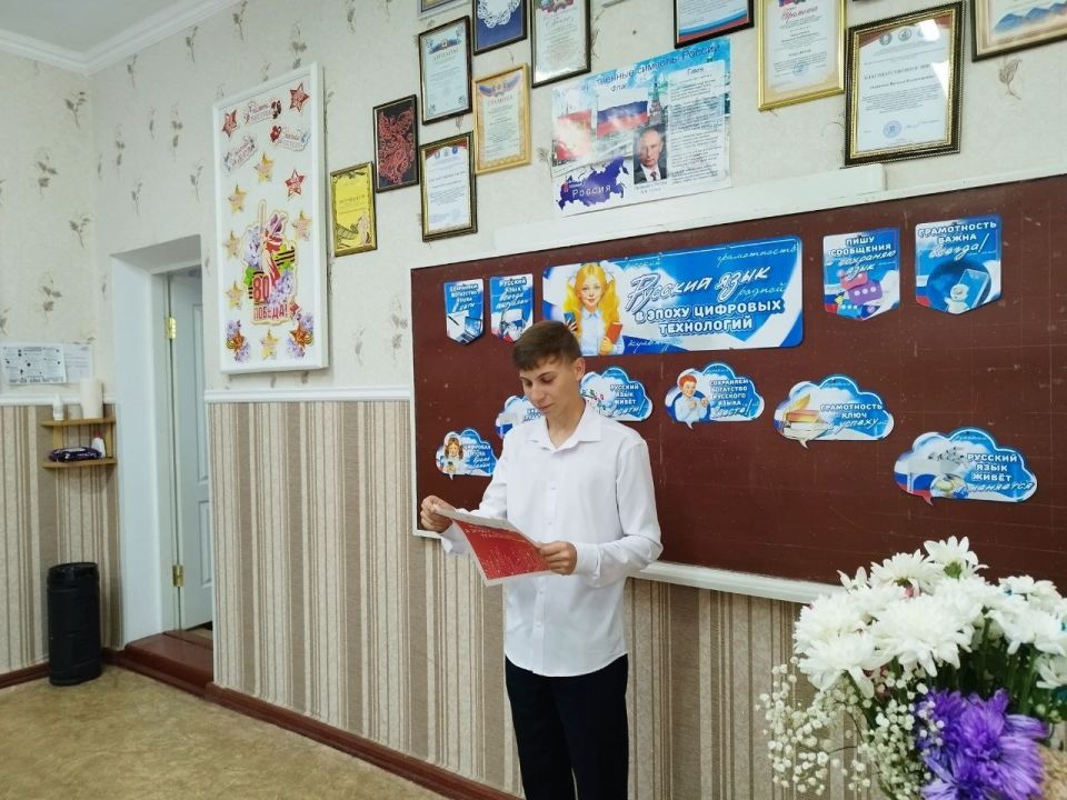 В учебных заведениях Лутугинского муниципального округа неделя началась с внеурочного занятия «Разговоры о важном»