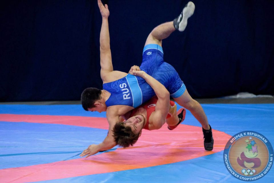 Отделение спортивной борьбы Лисичанской спортивной школы №1 приглашает мальчиков и девочек от 7 лет