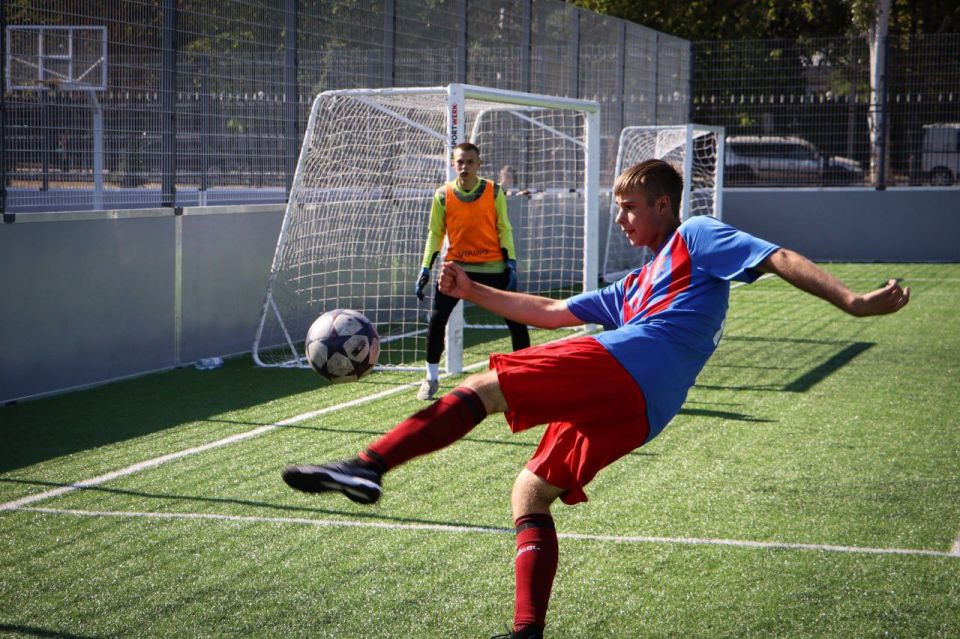 В Стаханове стартовало открытое первенство по футболу