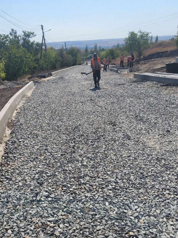 Оренбургские строители завершают ремонт дороги в Перевальске