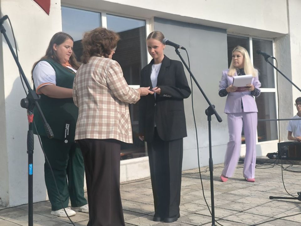 В Молодогвардейской школе состоялась торжественная линейка в честь Дня рождения Любови Шевцовой