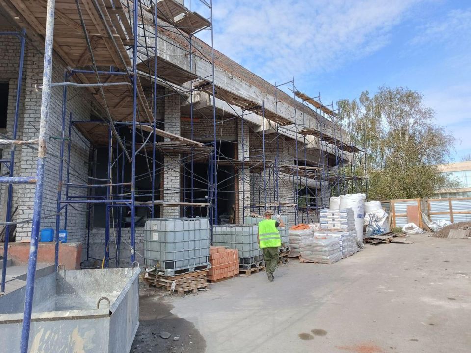 Тюменские строители выполнили 30% запланированных работ по капитальному ремонту ЗАГСа в Краснодоне