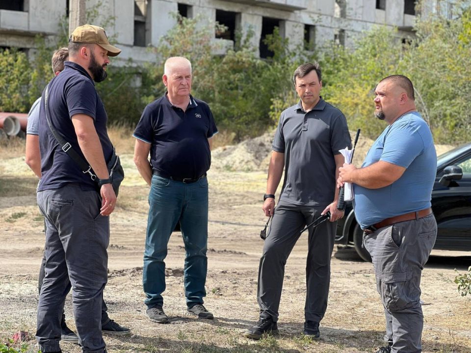 Вице-премьер Республики Татарстан Фаниль Аглиуллин, курирующий работу в Лисичанске, провёл выездную инспекцию совместно с Фондом развития территорий и Фондом капитального ремонта