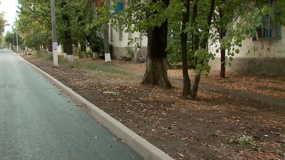 «Учитывая то, что прежнее основание дороги было в нормальном состоянии, мы его оставили. Выравнивающий чистовой слой асфальта совокупно получился более 13 см. Этого достаточно для потока автомобилей, который здесь проходит»