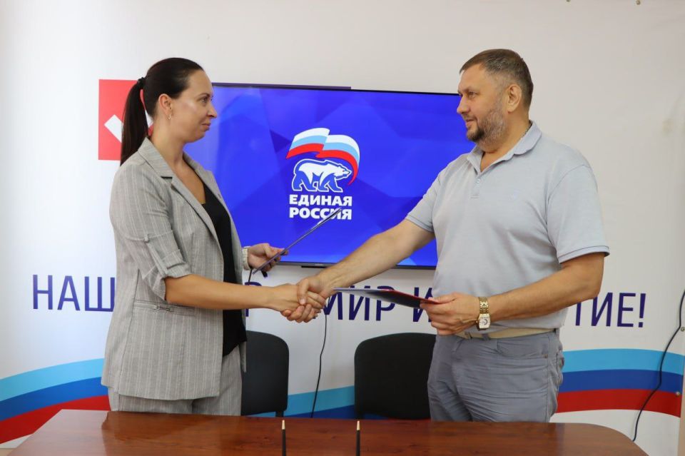 Евгений Бондарь: Подписал соглашение между Администрацией Лутугинского округа и фракцией «Единая Россия»