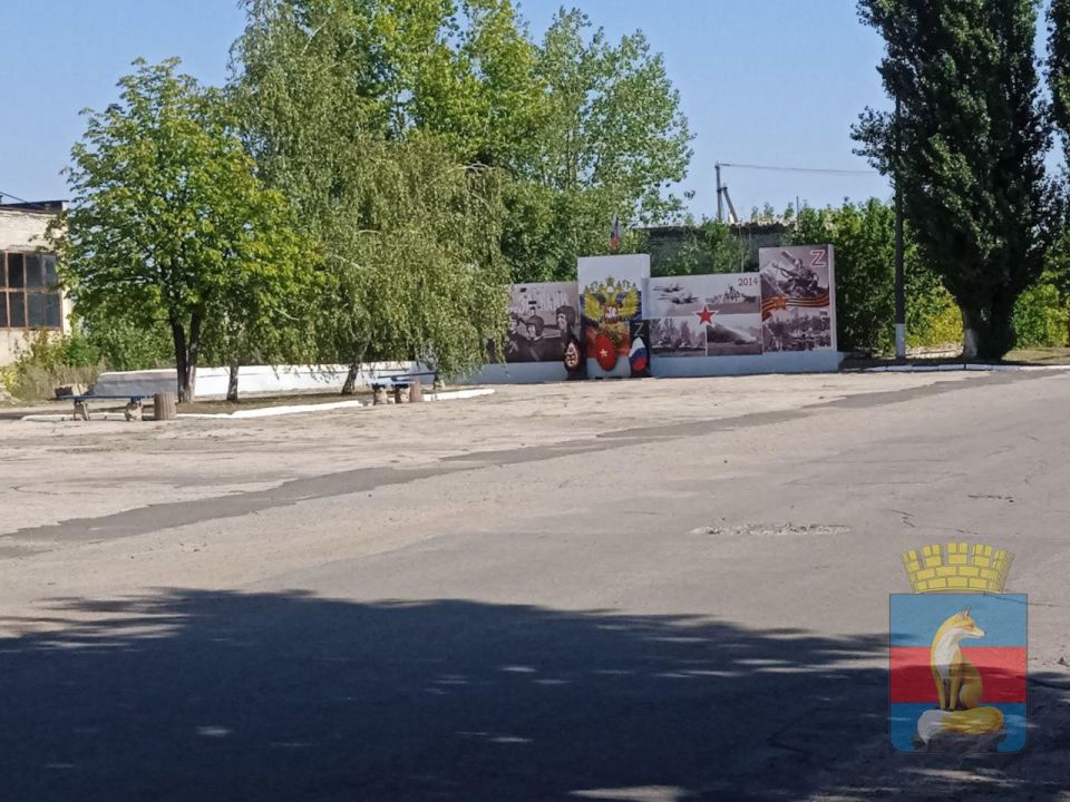 В Новодружеске в рамках благоустройства города проводится покос травы, побелка бордюр и деревьев, а так же уборка улиц и площади