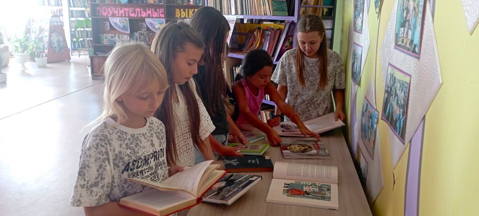 Литературный коллаж «По-детски ненаглядный мир…» собрал в библиотеке-филиале для детей любителей книги