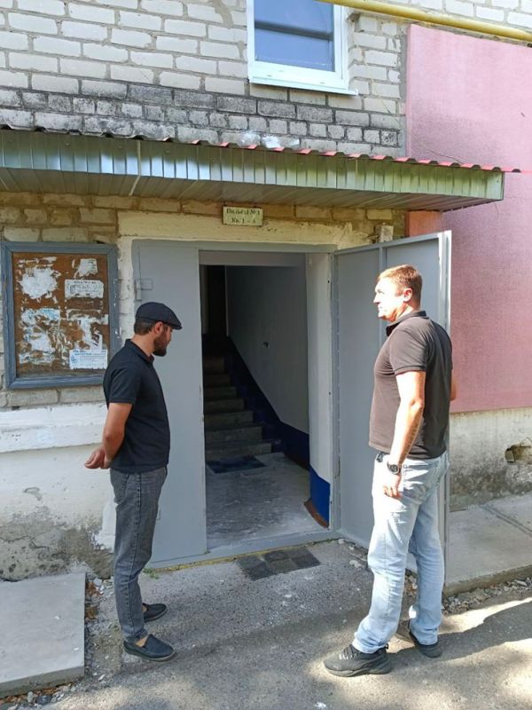 Первый Заместитель Главы Кременского муниципального округа Запорожец В.В. проверил ход работ по восстановлению жилого фонда в одном из населенных пунктов округа