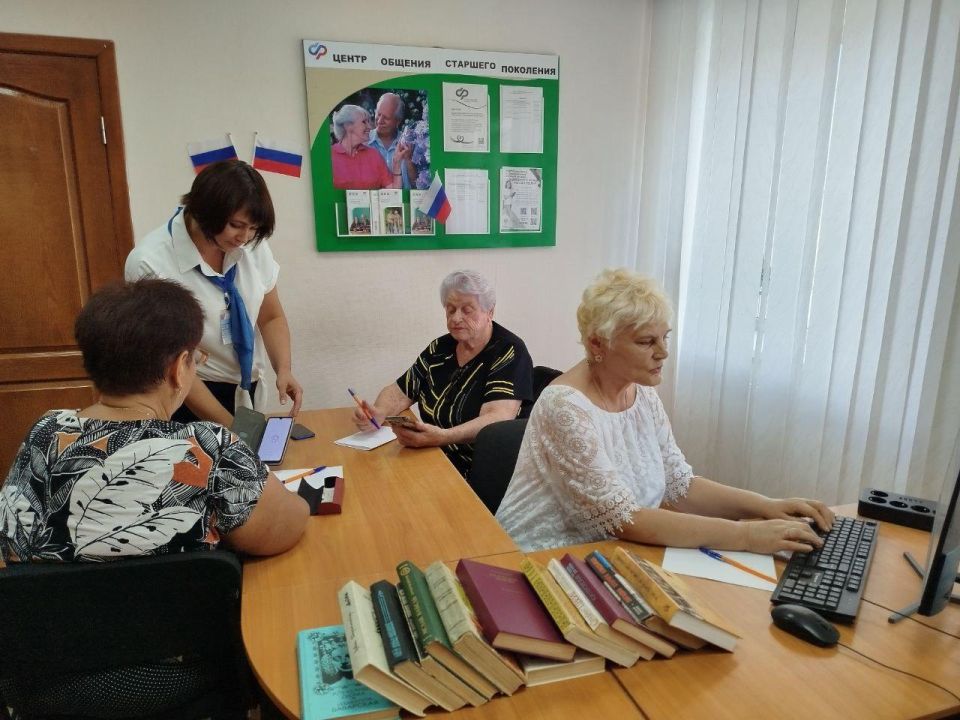 Сегодня в центрах общения старшего поколения Социального фонда России по ЛНР прошли уроки компьютерной грамотности