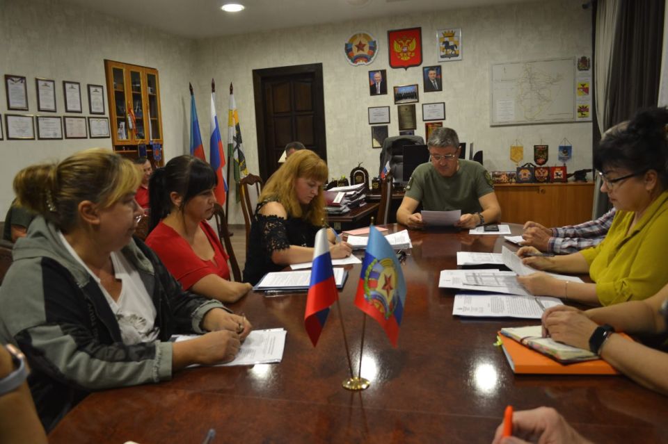 Глава Старобельского муниципального округа Владимир Чернев провел заседание балансовой комиссии, на котором были рассмотрены отчёты о ходе исполнения планов финансово-хозяйственной деятельности учреждений и организаций...