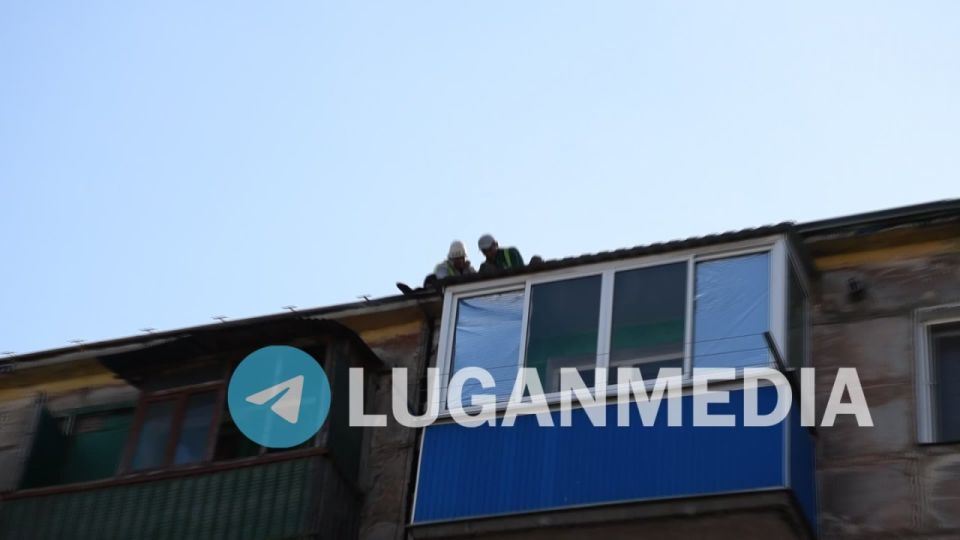 В Кировске продолжается ремонт кровель многоквартирных домов