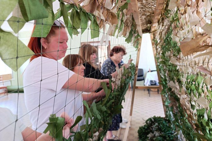 Вместе Zа Победу: В Первомайске семьи участников СВО сплели маскировочную сеть для бойцов