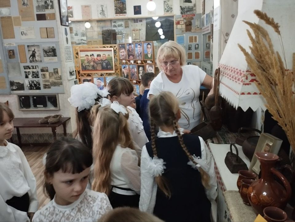 В Кировском историко-художественном музее для учащихся Кировской средней школы № 2 состоялась экскурсия, посвященная истории возникновения Голубовского рудника (ныне г. Кировск)