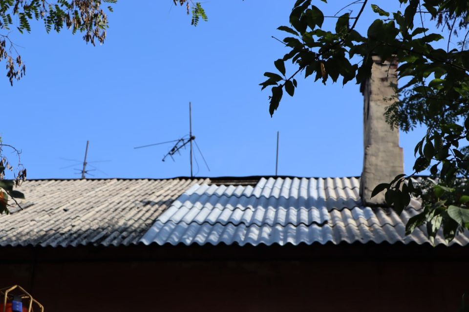 Евгений Бондарь: Совместно с директором Лутугинского филиала НКО ЕУК Андреем Горбуновым побывал во дворе многоквартирного дома поселка Белое, где, согласно заявкам жителей,осуществлялся текущий ремонт кровли