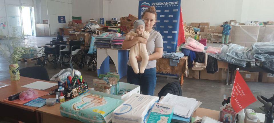 Единороссы продолжают помогать семьям с маленькими детьми в Рубежном