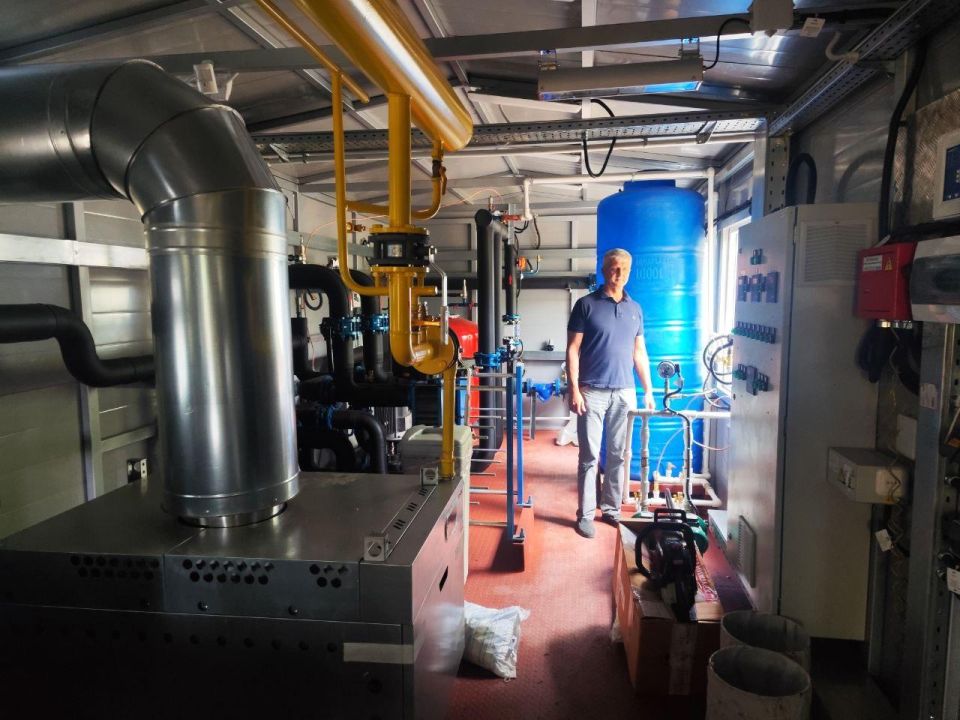 Специалисты Брянскоммунэнерго установили новую блочно-модульную котельную с автоматикой на территории Брянковского колледжа, расположенного на ул.Шахтёрской дивизии, дом 1В. В настоящее время остаётся подключить газ и...