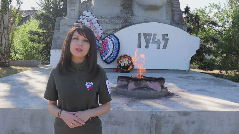 "ЕДИНАЯ РОССИЯ" заботится о памяти: в Северодонецке активисты провели субботник у Вечного огня