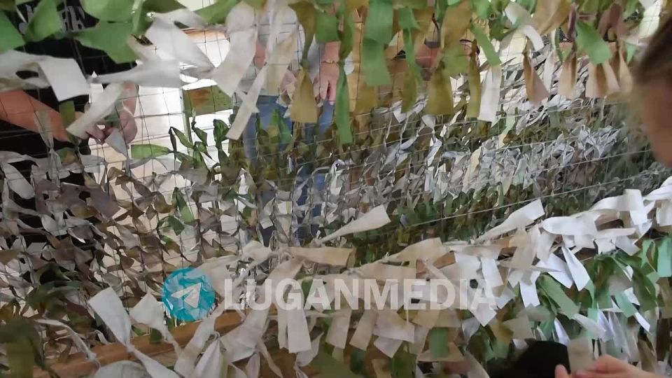 В Первомайске плетут маскировочные сети для нужд СВО