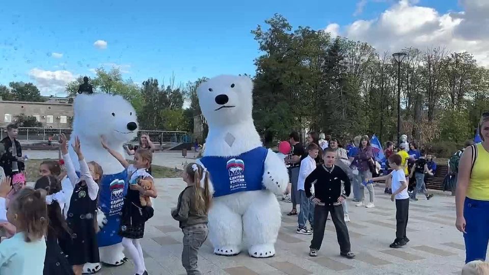 В Сквере имени Героев «Молодой гвардии» в Луганске продолжается детский праздник от «Единой России», приуроченный ко Дню города