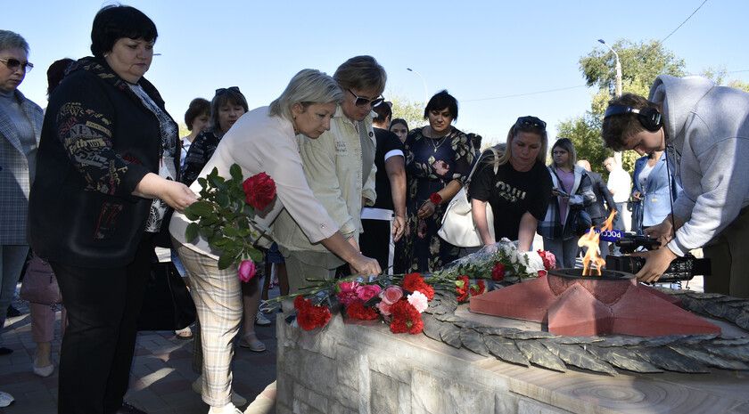 Жители Перевальска на митинге почтили память студентки колледжа, погибшей при ударе ВСУ