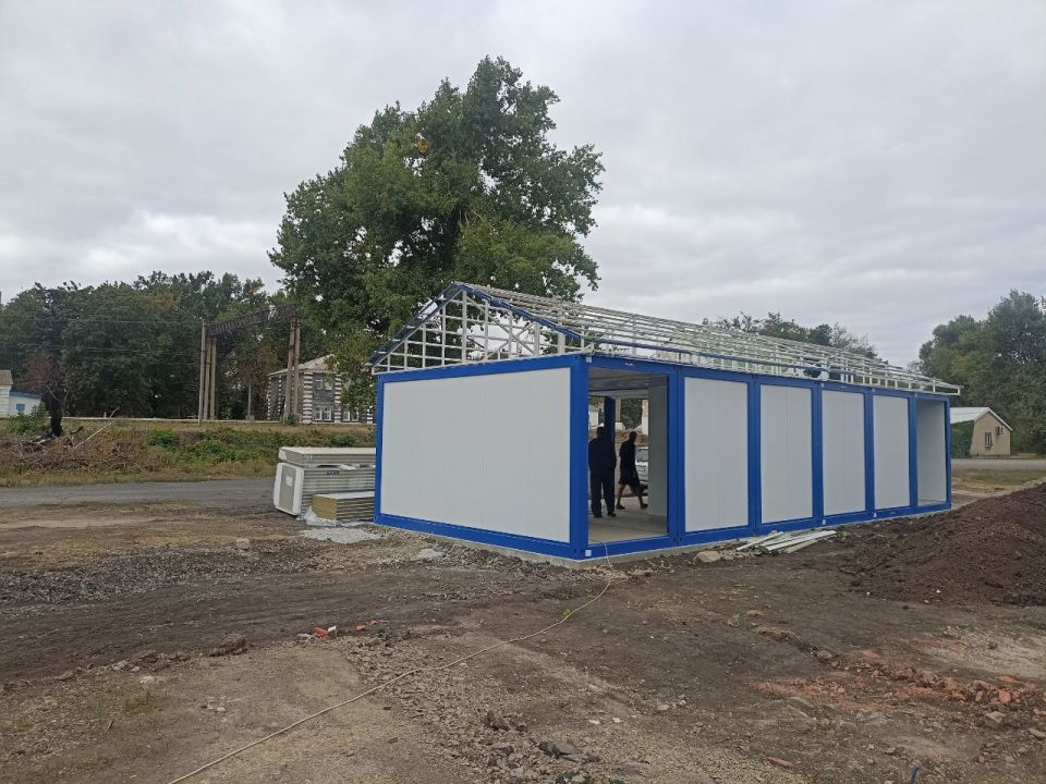 Андрей Рубанцов: Медицина - для всех!. На территории пгт Новодарьевка продолжаются работы по строительству нового современного модульного фельдшерско-акушерского пункта, работа которого обеспечит «шаговую» доступность...