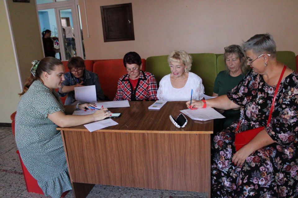 В преддверии празднования Дня поселка Троицкое в Центре культуры и досуга развернулась красочная выставка цветочных композиций, подготовленная учреждениями, организациями и предприятиями округа