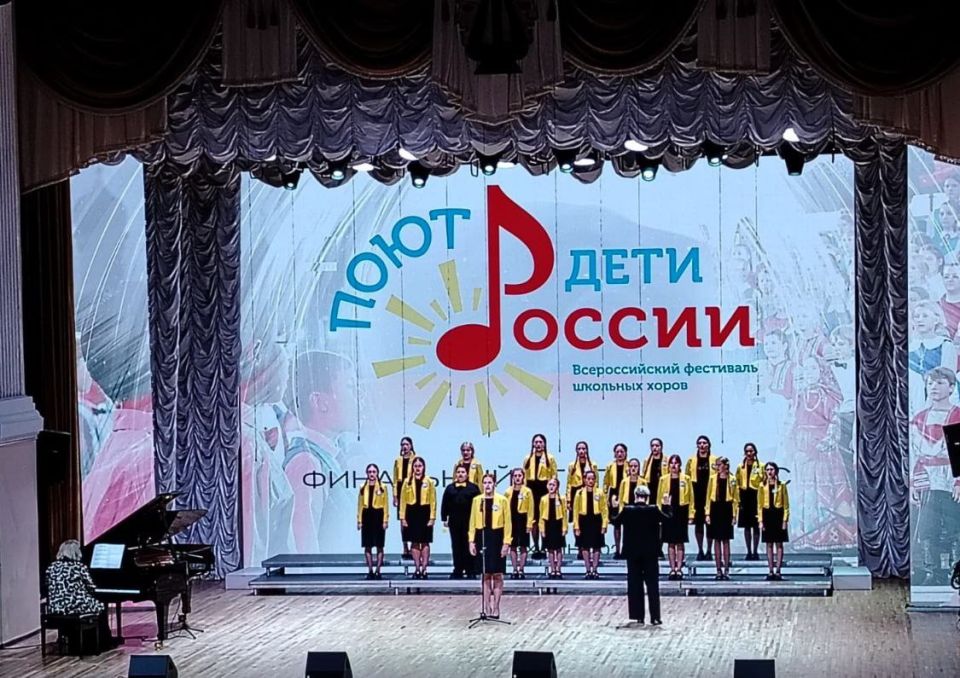 В составе детского хора России поют дети Стаханова!