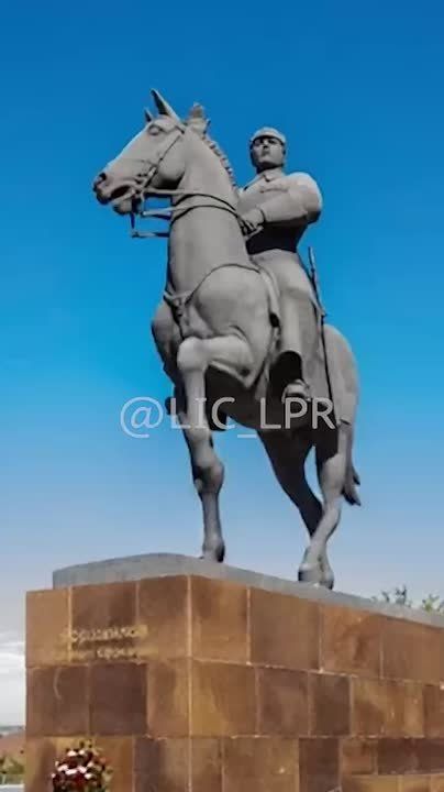 #прореспублику. С 230-летием нашего любимого города, счастья ему и процветания! И в этот день не можем не вспомнить о нем Памятник Клименту Ворошилову, Луганск Был открыт в Луганске к 100-летию со Дня рождения легендарного...