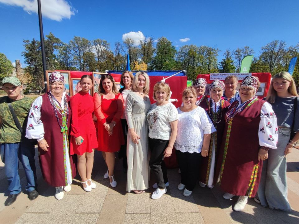 Кировчане приняли участие в Открытом республиканском фестивале семейного творчества и национальных культур «Созвездие мира и согласия», который состоялся в луганском сквере имени Героев «Молодой Гвардии» в День города...