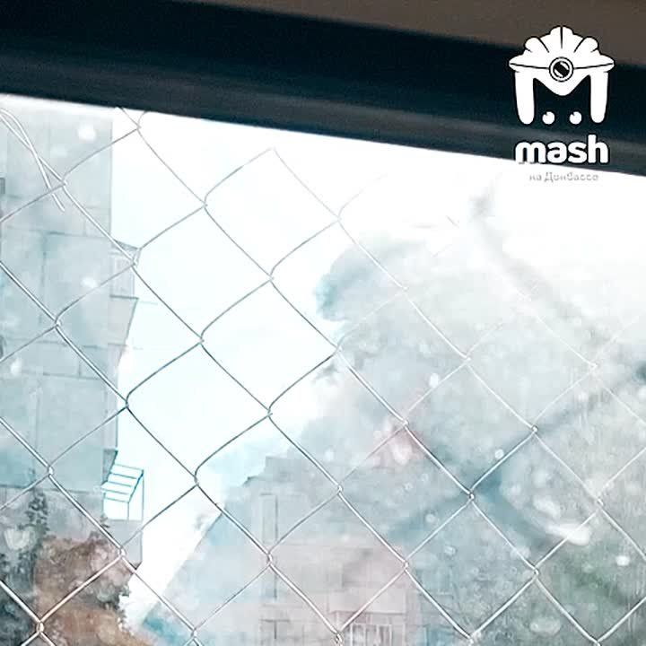 Крыша многоэтажки почти полностью сгорела после атаки беспилотников в Северодонецке