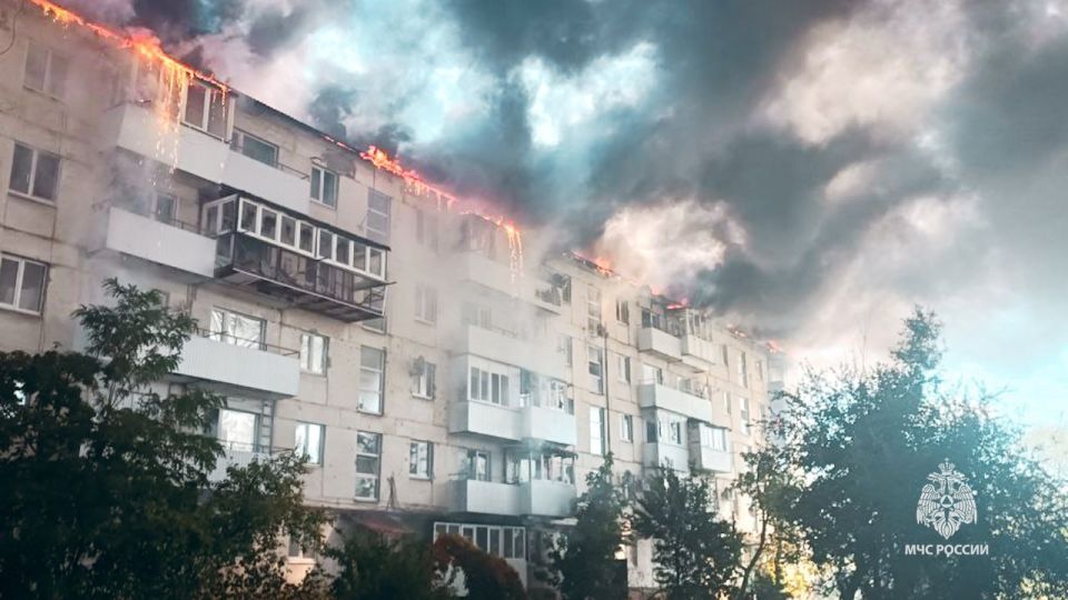Пожар после атаки дрона: спасатели МЧС России предотвратили трагедию в Северодонецке