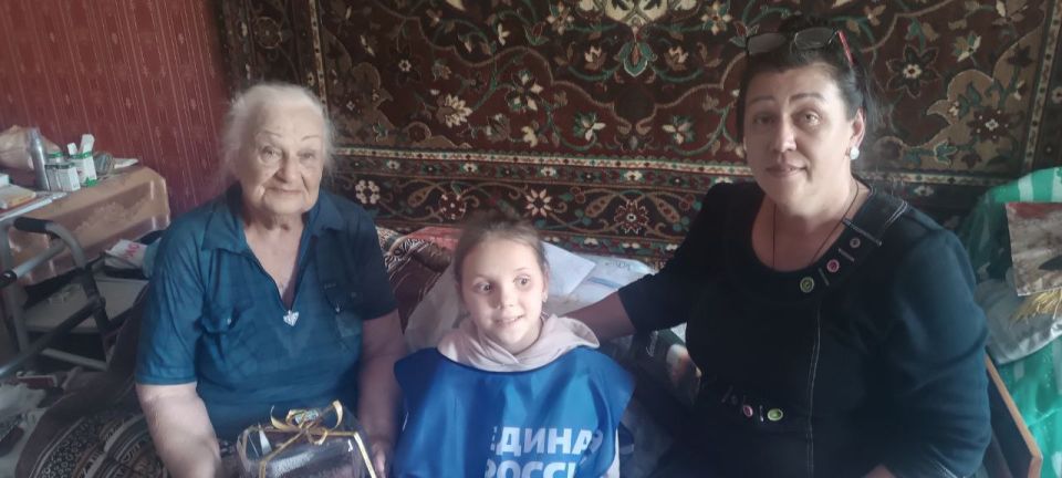 Рубежанские единороссы поздравили жительницу города с 90-летним юбилеем