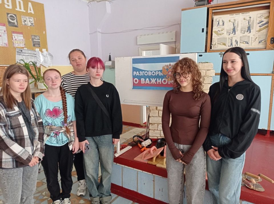 В Лутугинском муниципальном округе новая учебная неделя началась с «Разговоров о важном»