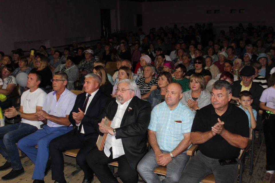 ������� ���������: � �������, 12 ��������, ������ ������� � ������������ 200-����� ���� �����������������