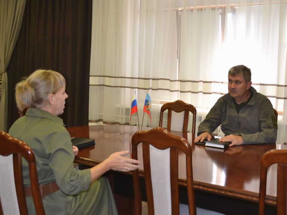 Глава Старобельского муниципального округа Владимир Чернев провел личную встречу с вдовой погибшего участника Специальной военной операции