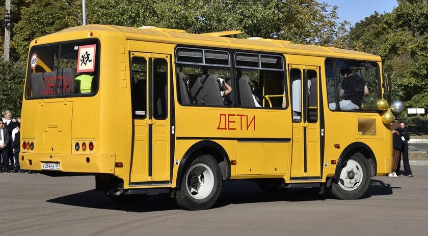 Петровская школа получила автобус для подвоза детей