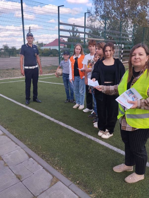 В Старобельске сотрудники Госавтоинспекции проводят профилактические беседы