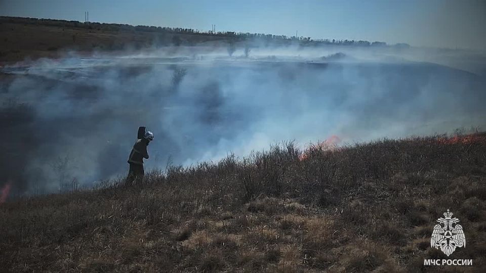 Спасатели Республики продолжают самоотверженно бороться с ландшафтными пожарами