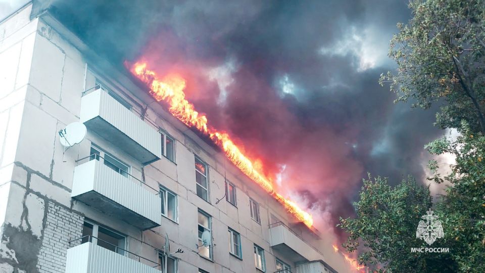 В Северодонецке сгорела крыша многоэтажки после удара дрона
