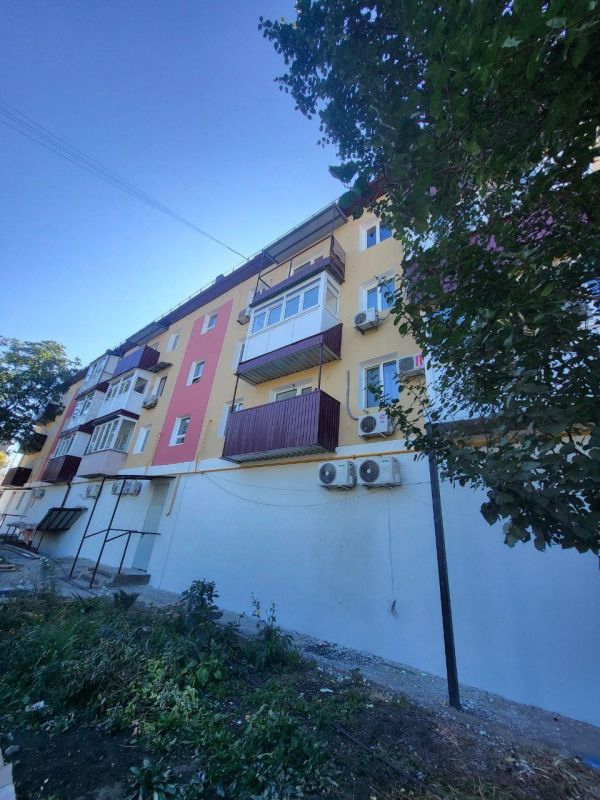 Оренбургские строители завершают обновление фасада жилого дома в Перевальске