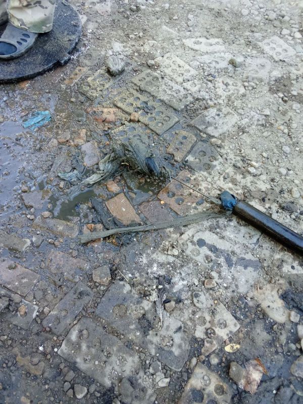 Евгений Бондарь: По обращению жителей на пр.Мира сотрудники «Луганскводы» провели работы по устранению аварийной ситуации в канализационной системе