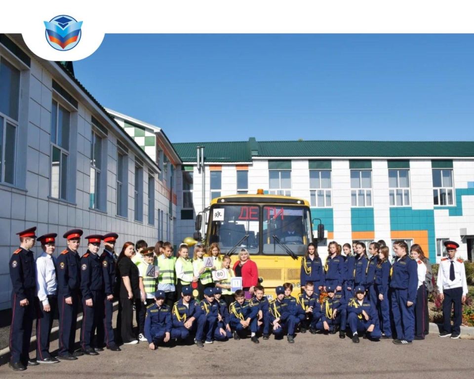 В Петровской школе №22 появился новый школьный автобус