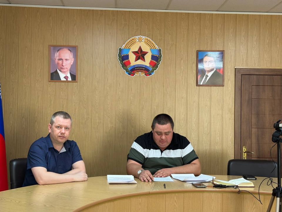 Сегодня Глава городского округа Андрей Рубанцов вместе с заместителем приняли участие в заседании Штаба по вопросам восстановления социально-значимых объектов на территории ЛНР