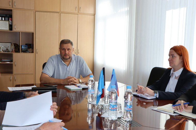 Глава Лутугинского муниципального округа Евгений Бондарь провёл еженедельное совещание с руководителями предприятий округа и представителями жилищно-коммунальной сферы