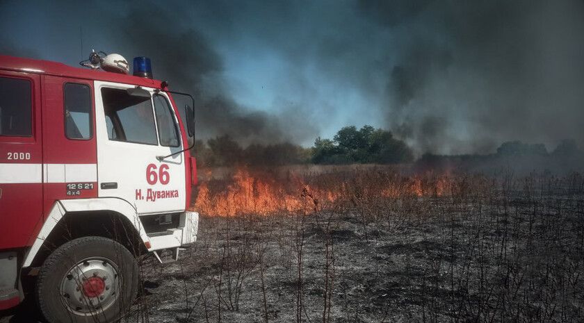 Пожары за сутки уничтожили более 100 га сухостоя и мусора в ЛНР