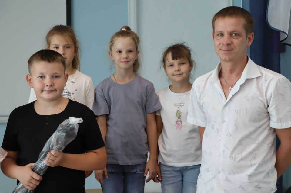 Строительная компания "КОРПОРАЦИЯ "ДОМ.73" передала звуковое оборудование для учеников школы №6