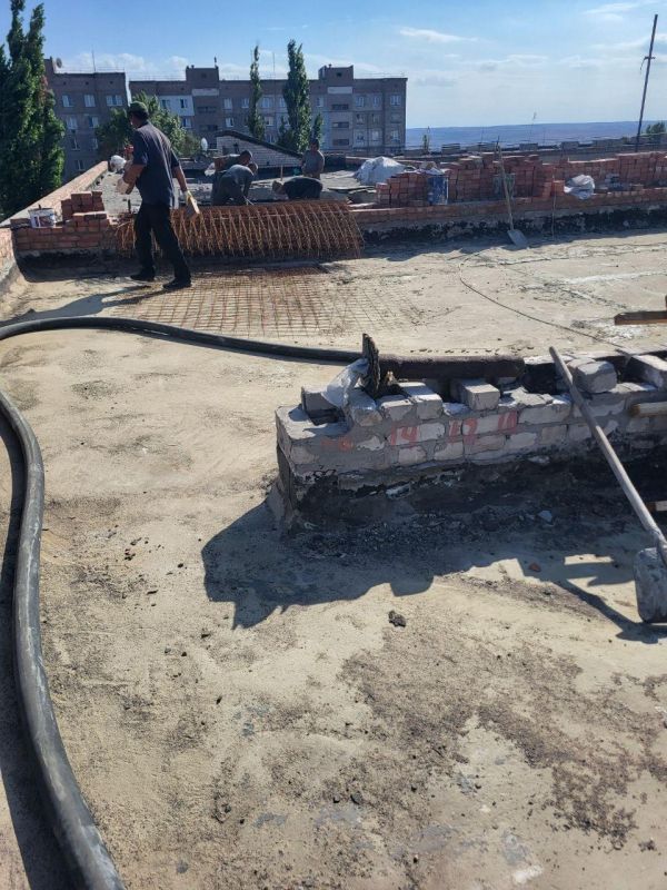 Регион-шеф восстанавливает кровлю жилого дома в Перевальске