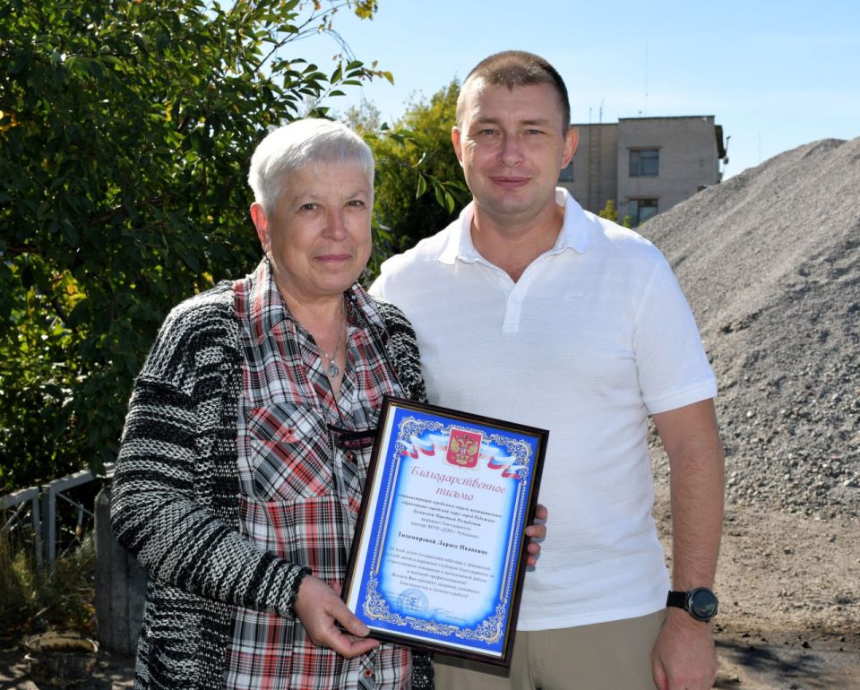 Евгений Шаталин: Сегодня мы отмечаем важную дату – юбилей замечательного специалиста, мастера муниципального унитарного предприятия «ДЭП» города Рубежное Ларисы Тихомировой