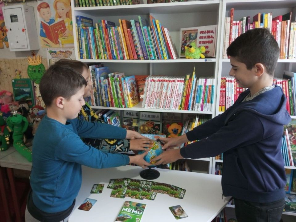 В библиотеке поселка Белое прошел час экологических знаний "Сто великих тайн Земли"