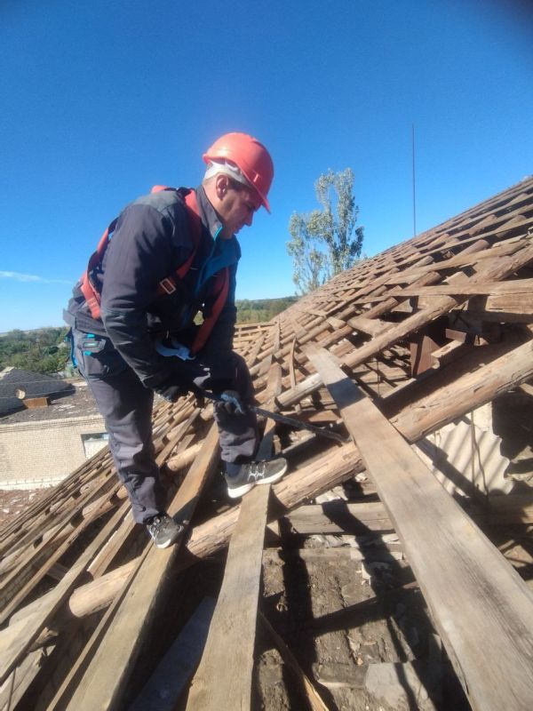 Продолжаются работы по капитальному ремонту кровли дома культуры села Македоновка